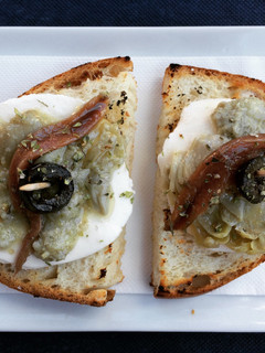 Una foto de Canapé de mozzarella, alcaucil y anchoa