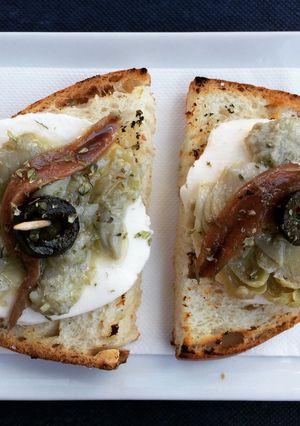 Una foto de Canapé de mozzarella, alcaucil y anchoa