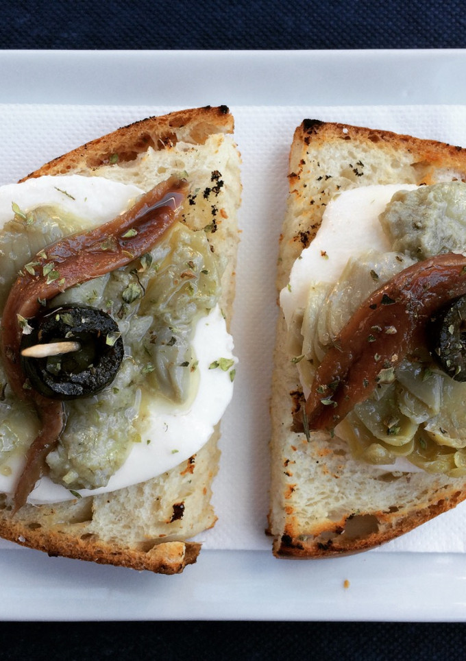 Una foto de Canapé de mozzarella, alcaucil y anchoa