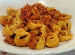 Foto di Tortellini Ripieni di Carne con Salsiccia al Sugo