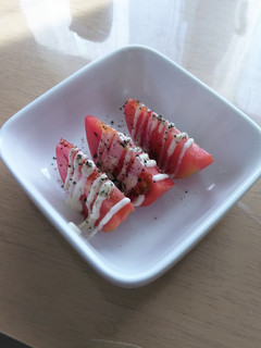 A picture of Tomatoes with Mayo and Black Pepper.