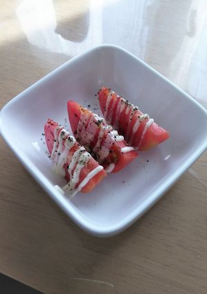 A picture of Tomatoes with Mayo and Black Pepper.