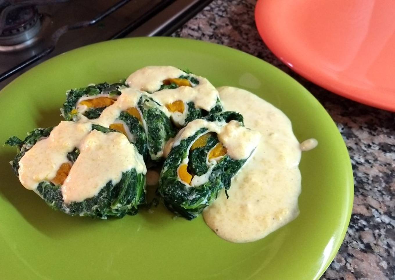 Arrollado de espinacas, con salsa cremosa de calabaza