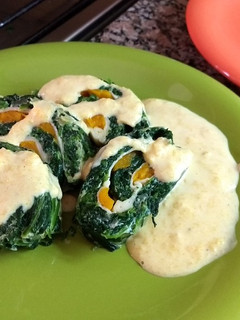 Una foto de Arrollado de espinacas, con salsa cremosa de calabaza