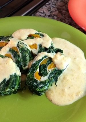Una foto de Arrollado de espinacas, con salsa cremosa de calabaza