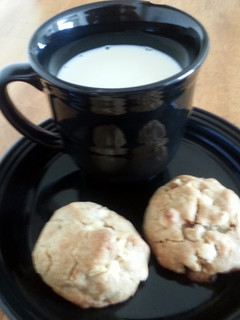 A picture of white chocolate and walnut snack cookies.