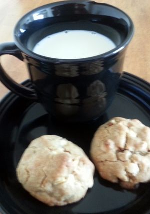 A picture of white chocolate and walnut snack cookies.