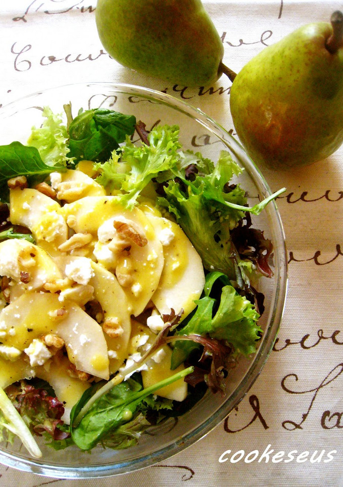 A picture of Pear and Walnut Salad.