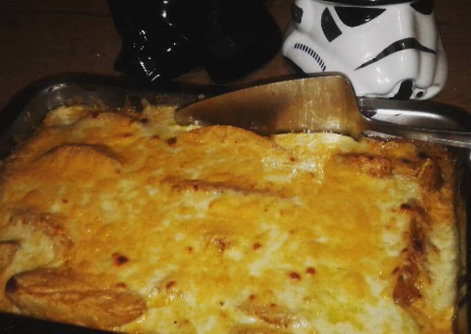 Cheesy Fish Finger and chips bake