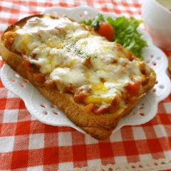 A picture of Toast With Meat Sauce.
