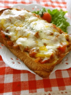 A picture of Toast With Meat Sauce.