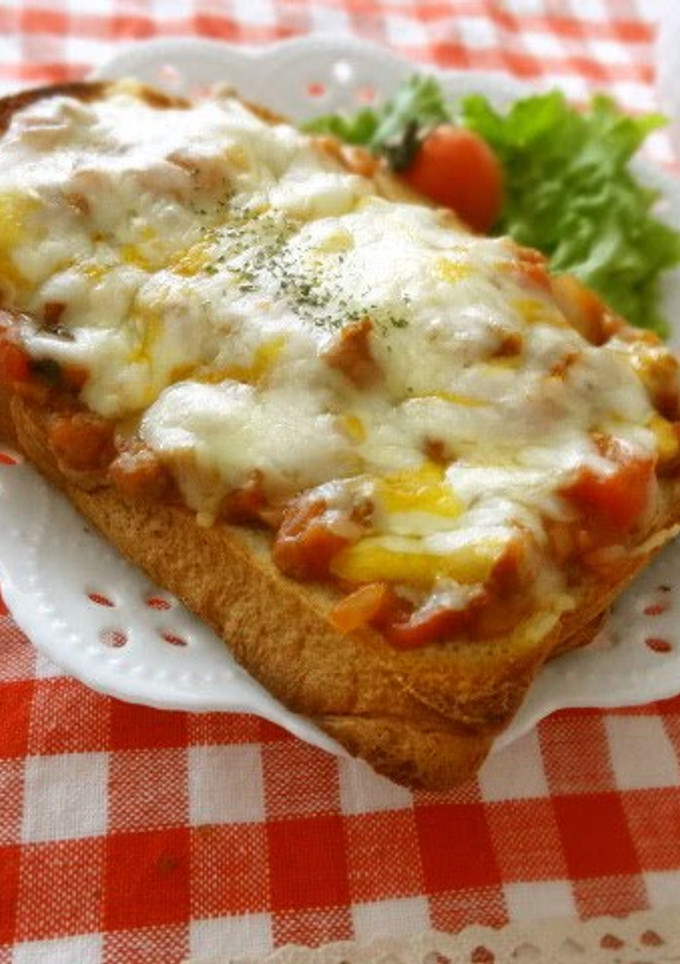 A picture of Toast With Meat Sauce.
