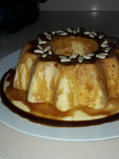 Una foto de Flan de chocolate blanco con piñones