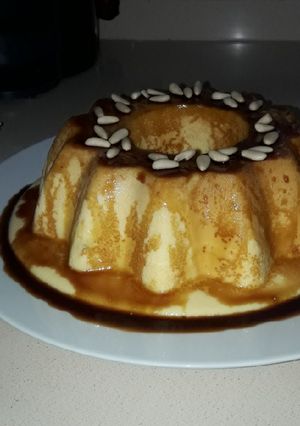 Foto principal de Flan de chocolate blanco con piñones