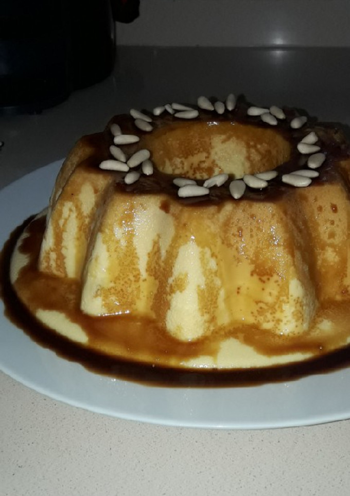 Una foto de Flan de chocolate blanco con piñones