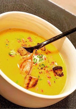 Une photo de Soupe de butternut parfumée à la fève de Tonka, croûtons à l’ail rose