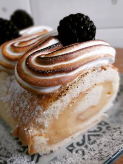 Una foto de Bracito de crema de limón y merengue