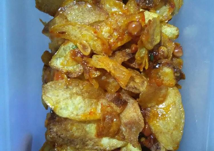 Cara Gampang Menyiapkan Klengkam.keripik kentang pedas manis yang Enak