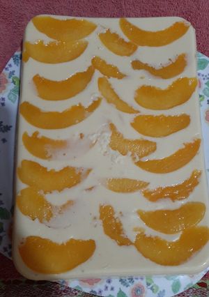 Una foto de Gelatina de leche y durazno paso a paso