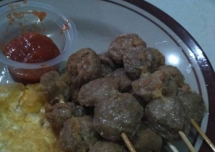 Basrenglur (bakso goreng telur)