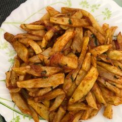 A picture of Fries in Garlic dhania Barbecue sauce.