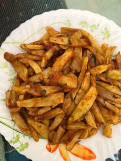 A picture of Fries in Garlic dhania Barbecue sauce.