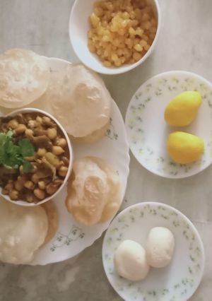 ফুলকো লুচি ও কাবুলি ছোলার দোপেঁয়াজা রেসিপির প্রধান ছবি