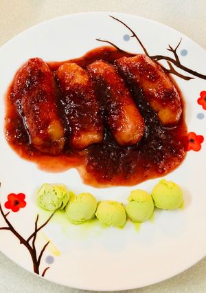 Hình của món Chuối rim mận tím và kem trà xanh.