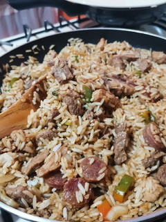 Una foto de Arrocito con carnes