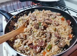Una foto de Arrocito con carnes