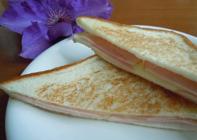 How to Prepare Speedy For Breakfast! Super Easy Ham and Cheese Toast Sandwich