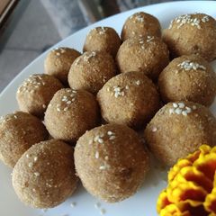 Urad Dal laddu A picture of Urad Dal laddu.