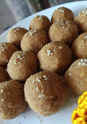 A picture of Urad Dal laddu.