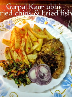 A picture of Fried chips & fried fish 🍟🐠.