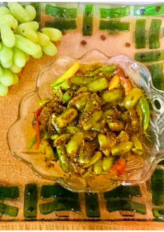 A picture of Chilli and grapes Pickle.