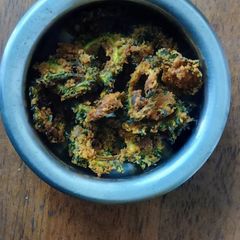 A picture of Bitter gourd pakoda/ pavakkai pakoda.