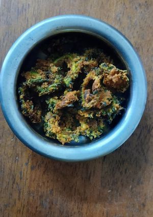 A picture of Bitter gourd pakoda/ pavakkai pakoda.