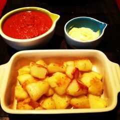 A picture of Patatas Bravas.
