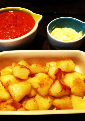 A picture of Patatas Bravas.