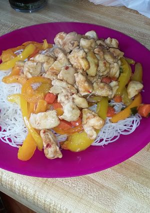 A picture of Chicken n Veggie Rice Noodles.