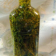 A picture of Thyme in a bottle.