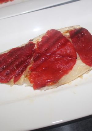 Una foto de Lubina con beicon y pimientos