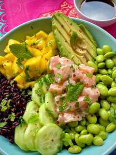Una foto de Poke de salmón picante con arroz venere