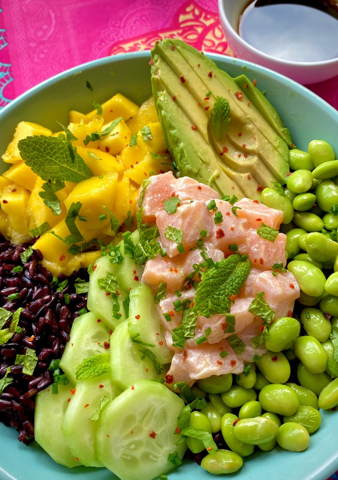 Una foto de Poke de salmón picante con arroz venere