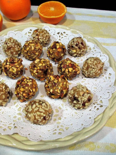 Una foto de Trufas de almendras y arándanos rojospara la Navidad- veggie