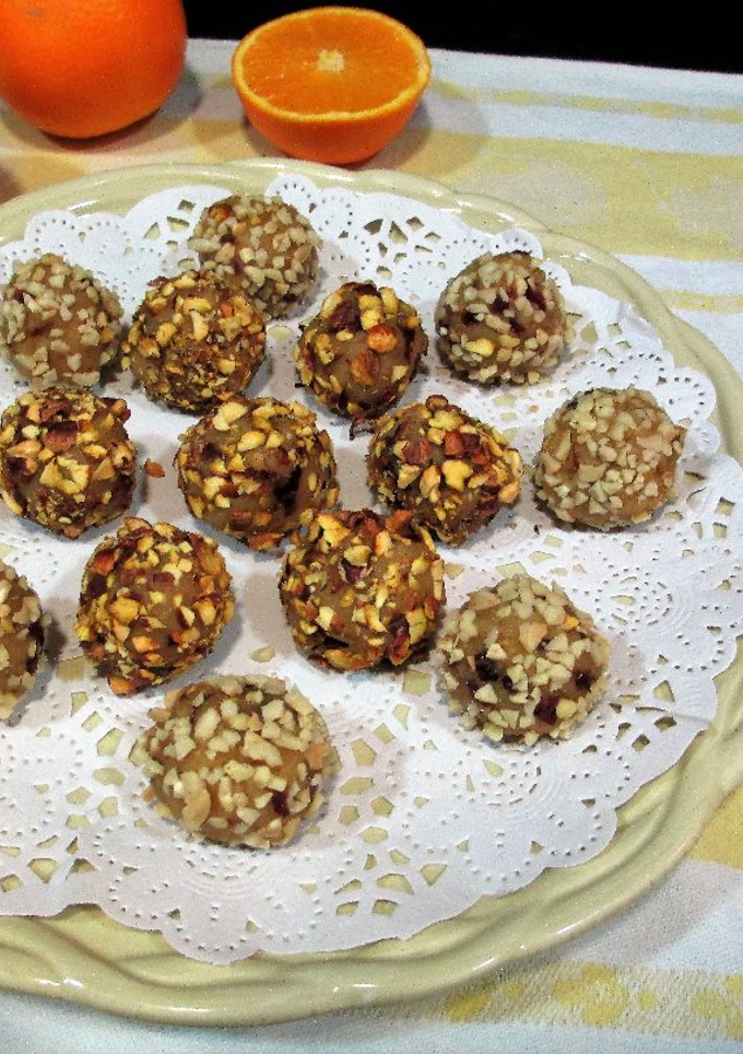 Una foto de Trufas de almendras y arándanos rojospara la Navidad- veggie