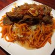 Fideos de vegetales con estofado de filetes al vino y romero