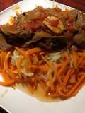 Fideos de vegetales con estofado de filetes al vino y romero