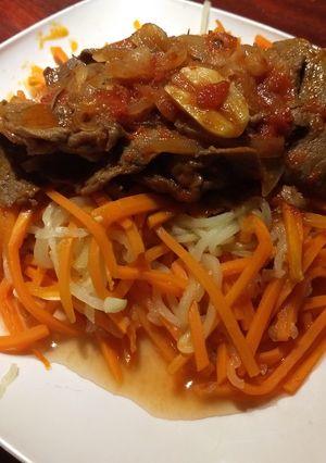 Una foto de Fideos de vegetales con estofado de filetes al vino y romero