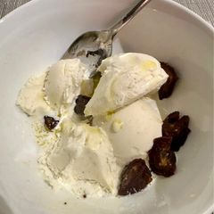 A picture of Ice Cream with Olive Oil and Dates.